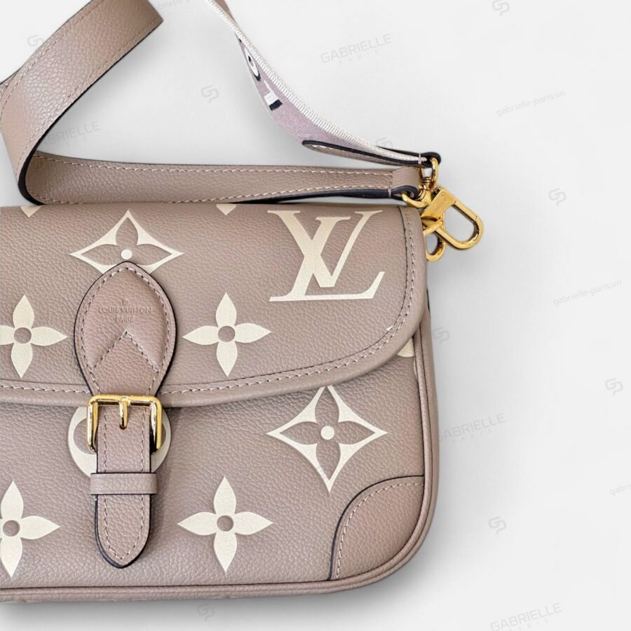 Túi xách Louis Vuitton Diane Monogram Empreinte màu Xám - Image 2